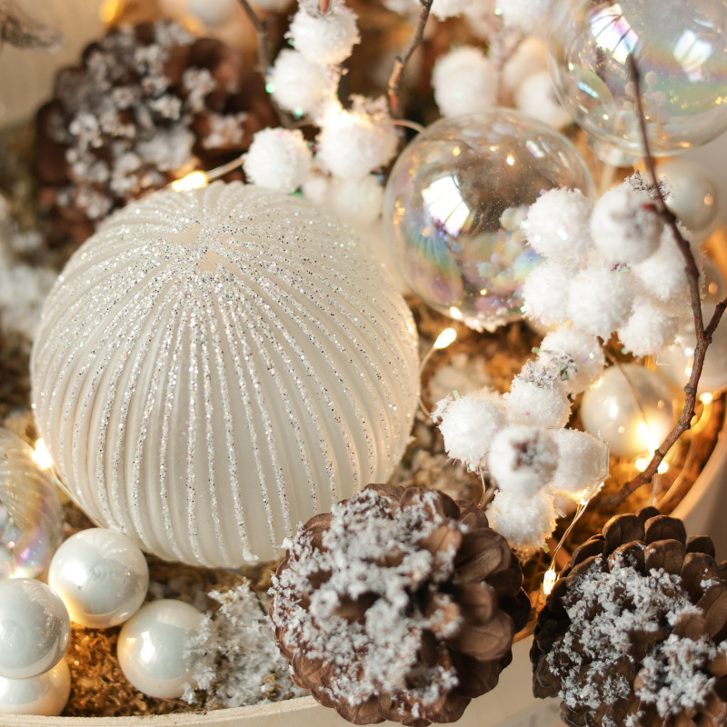 024. Новогодняя композиция с белым декором с фигуркой оленя и прозрачными шариками