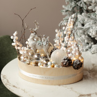 024. Новогодняя композиция с белым декором с фигуркой оленя и прозрачными шариками