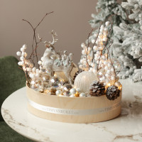 024. Новогодняя композиция с белым декором с фигуркой оленя и прозрачными шариками