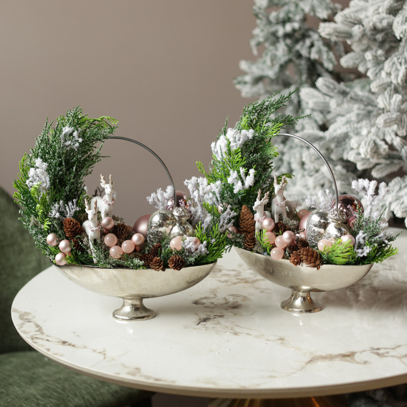 025. Новогодняя композиция в серебряном вазоне с обручем и оленятами