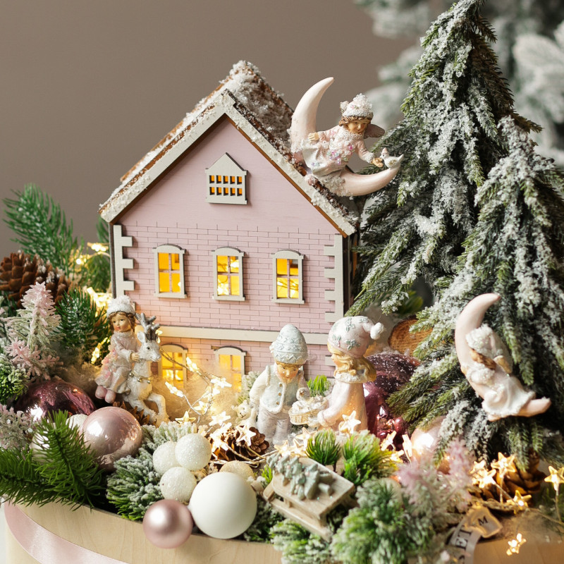 026. Новогодняя композиция в кашпо с розовым домиком с гирляндой