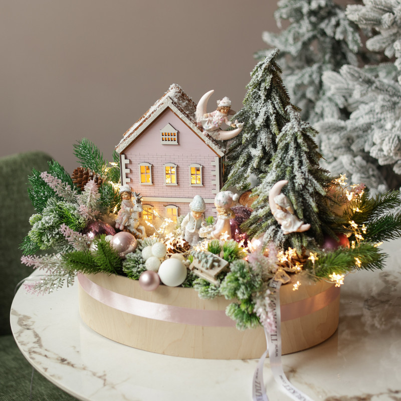 026. Новогодняя композиция в кашпо с розовым домиком с гирляндой