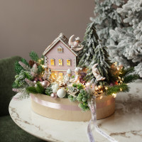 026. Новогодняя композиция в кашпо с розовым домиком с гирляндой