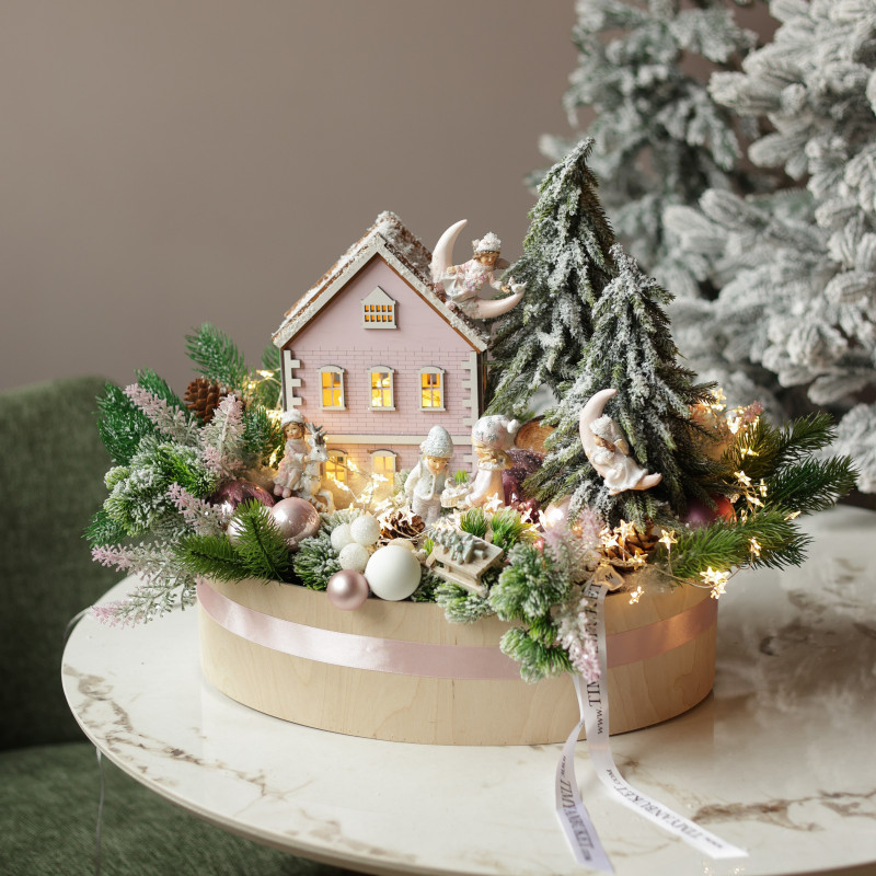 026. Новогодняя композиция в кашпо с розовым домиком с гирляндой