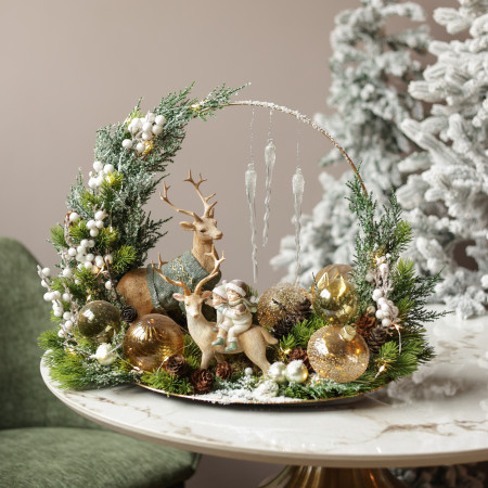 027. Новогодняя композиция на подносе с золотым декором и оленями