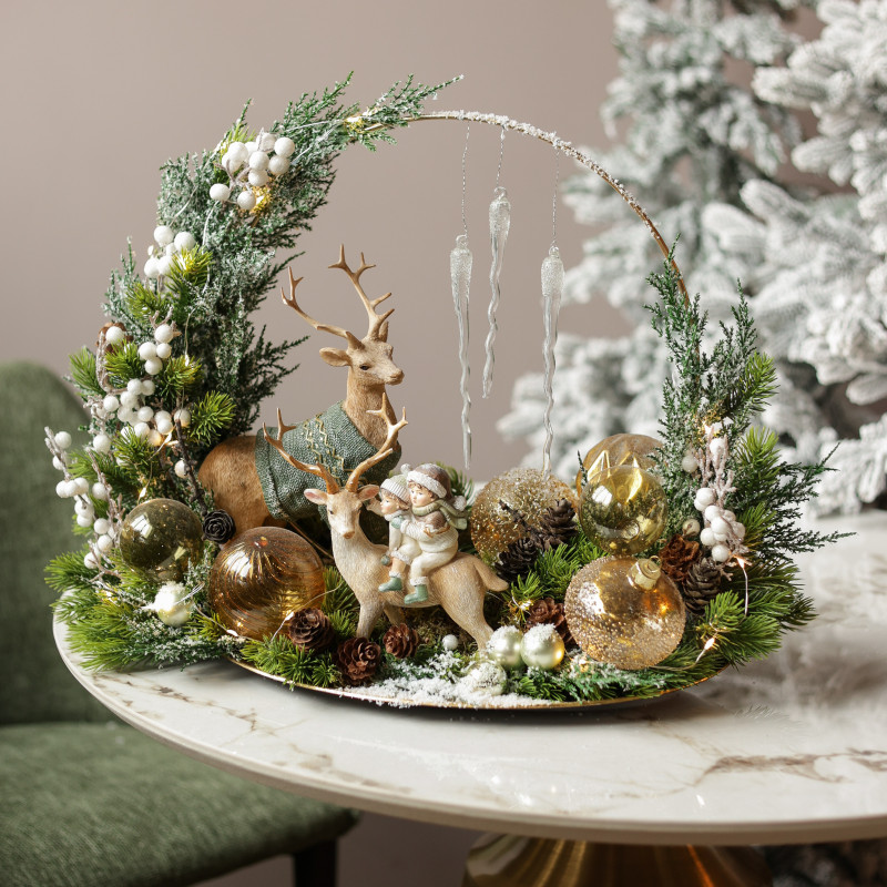027. Новогодняя композиция на подносе с золотым декором и оленями