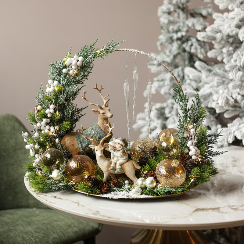 027. Новогодняя композиция на подносе с золотым декором и оленями