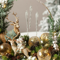 027. Новогодняя композиция на подносе с золотым декором и оленями