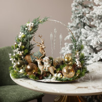 027. Новогодняя композиция на подносе с золотым декором и оленями