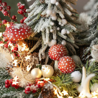 028. Новогодняя композиция в кашпо с елочками и мухоморами