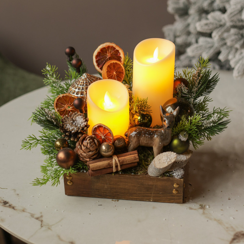 031. Новогодняя композиция со светодиодными свечами и натуральным декором