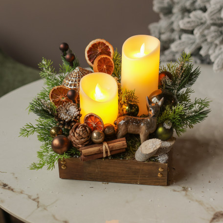 031. Новогодняя композиция со светодиодными свечами и натуральным декором