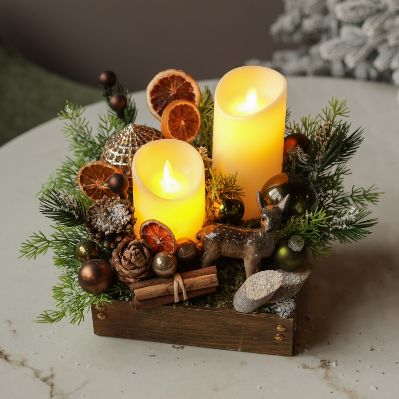031. Новогодняя композиция со светодиодными свечами и натуральным декором