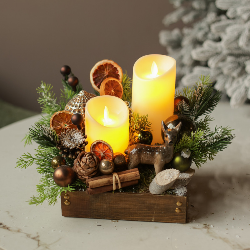 031. Новогодняя композиция со светодиодными свечами и натуральным декором