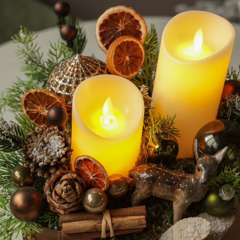 031. Новогодняя композиция со светодиодными свечами и натуральным декором