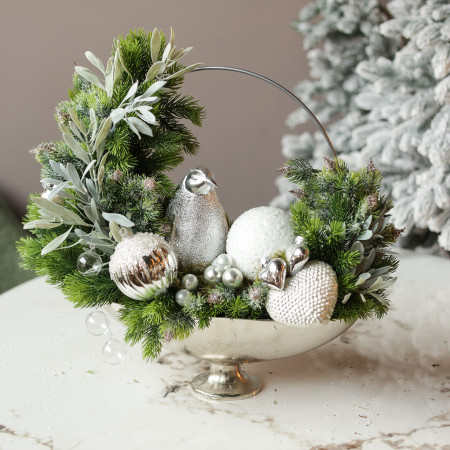 033. Новогодняя композиция в серебряном вазоне с блестящим пингвином