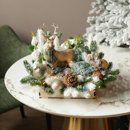 034.Новогодняя композиция в подносе с фигуркой оленя и искусственными подснежниками