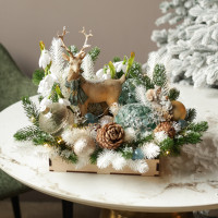 034.Новогодняя композиция в подносе с фигуркой оленя и искусственными подснежниками