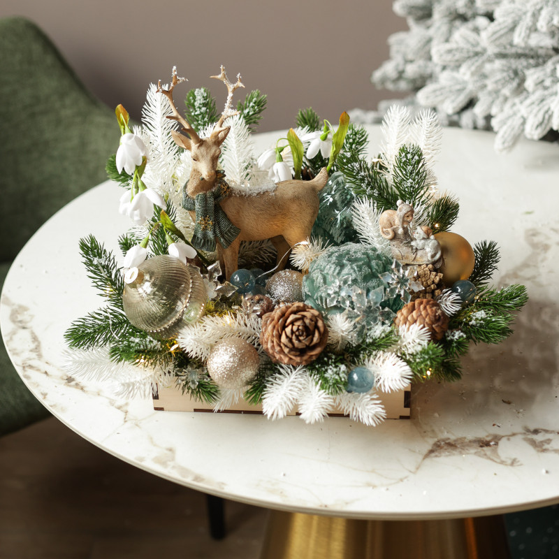 034.Новогодняя композиция в подносе с фигуркой оленя и искусственными подснежниками