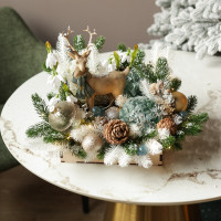 034.Новогодняя композиция в подносе с фигуркой оленя и искусственными подснежниками