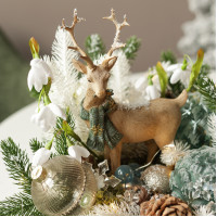 034.Новогодняя композиция в подносе с фигуркой оленя и искусственными подснежниками