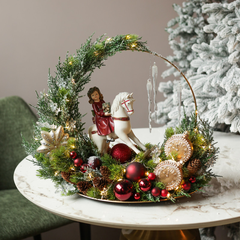 035. Новогодняя композиция с девочкой на лошадке-качалке с обручем