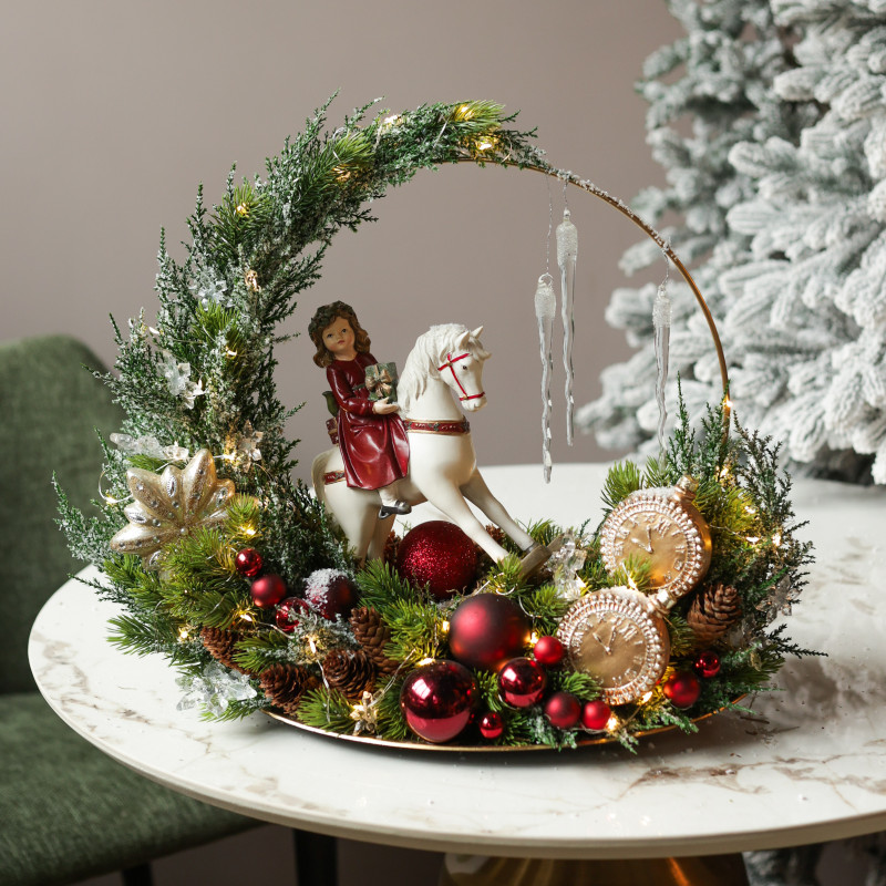 035. Новогодняя композиция с девочкой на лошадке-качалке с обручем