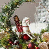 035. Новогодняя композиция с девочкой на лошадке-качалке с обручем