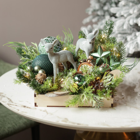 036. Новогодняя композиция с пушистыми оленятами и зелёным декором в деревянном подносе