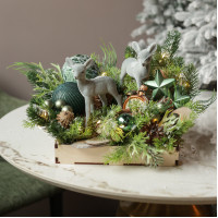 036. Новогодняя композиция с пушистыми оленятами и зелёным декором в деревянном подносе