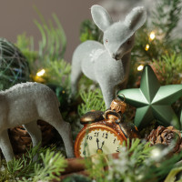 036. Новогодняя композиция с пушистыми оленятами и зелёным декором в деревянном подносе