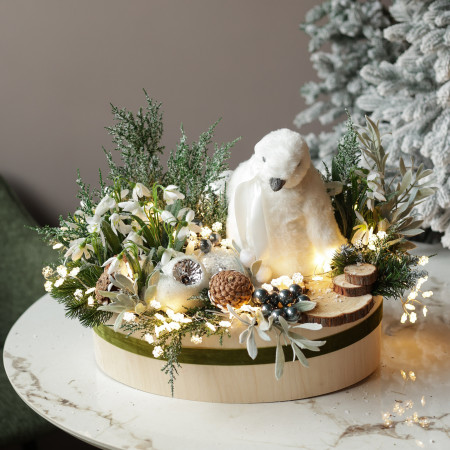 037. Новогодняя композиция в кашпо с подснежниками и пушистым пингвином