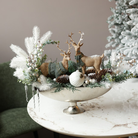 038. Новогодняя композиция в серебряном вазоне с двумя оленями