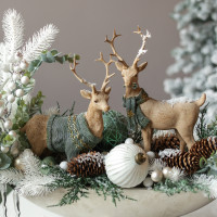 038. Новогодняя композиция в серебряном вазоне с двумя оленями