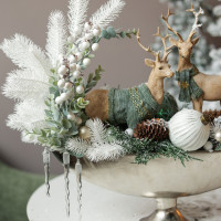 038. Новогодняя композиция в серебряном вазоне с двумя оленями