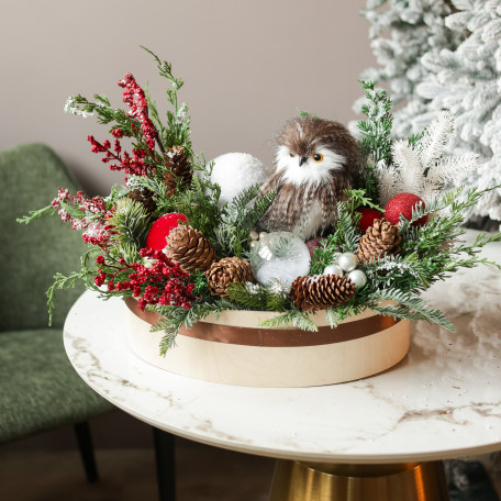 039. Новогодняя композиция с пушистым филином и бело-красным декором в деревянном кашпо