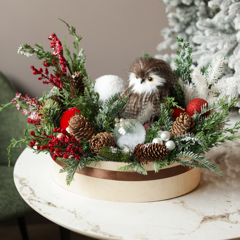039. Новогодняя композиция с пушистым филином и бело-красным декором в деревянном кашпо