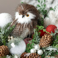 039. Новогодняя композиция с пушистым филином и бело-красным декором в деревянном кашпо