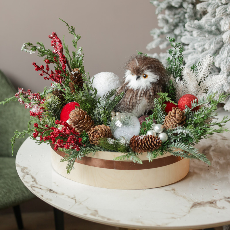 039. Новогодняя композиция с пушистым филином и бело-красным декором в деревянном кашпо