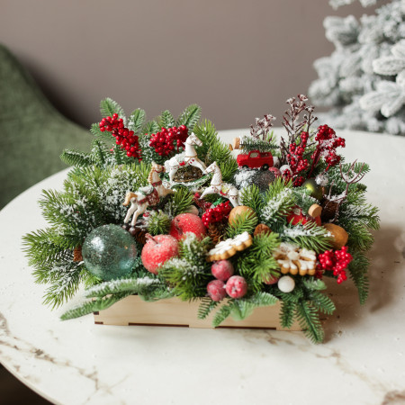 041. Новогодняя композиция с лошадками и красным декором