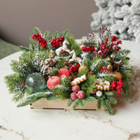 041. Новогодняя композиция с лошадками и красным декором