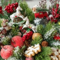 041. Новогодняя композиция с лошадками и красным декором