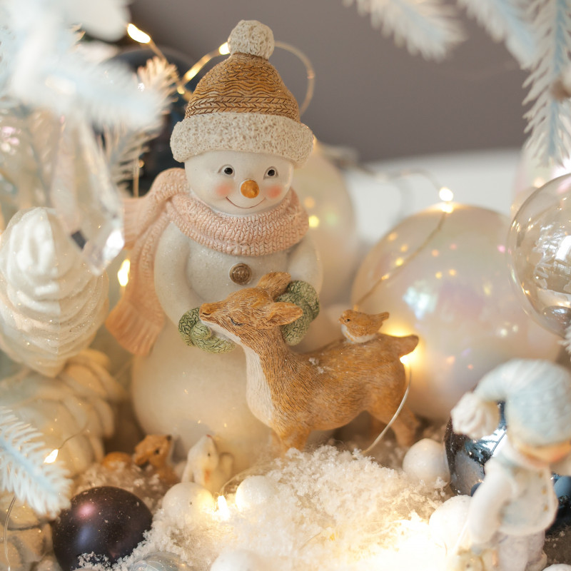 042. Новогодняя композиция из голубой хвои с фигурками снеговика и деток