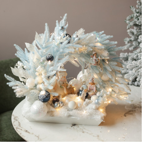 042. Новогодняя композиция из голубой хвои с фигурками снеговика и деток