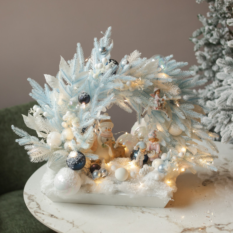 042. Новогодняя композиция из голубой хвои с фигурками снеговика и деток