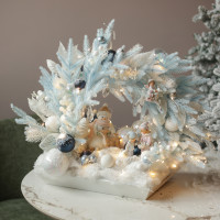 042. Новогодняя композиция из голубой хвои с фигурками снеговика и деток