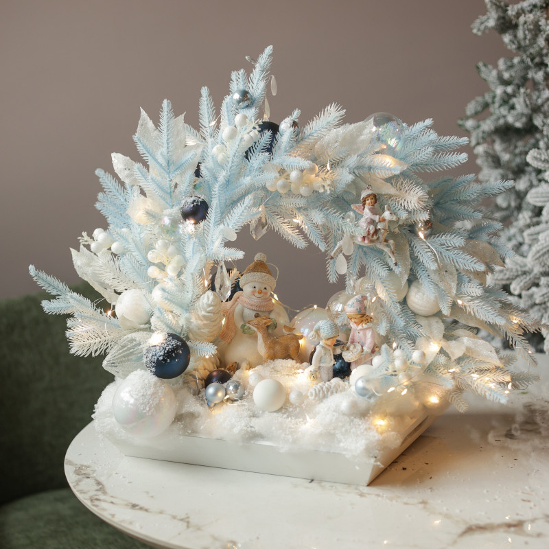 042. Новогодняя композиция из голубой хвои с фигурками снеговика и деток