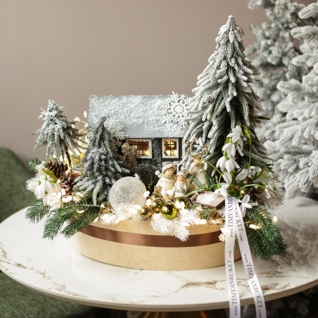 043. Новогодняя композиция в кашпо с домиком, елочками и подснежниками