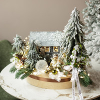 043. Новогодняя композиция в кашпо с домиком, елочками и подснежниками