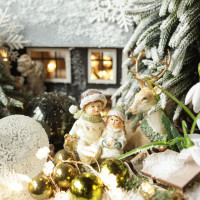 043. Новогодняя композиция в кашпо с домиком, елочками и подснежниками